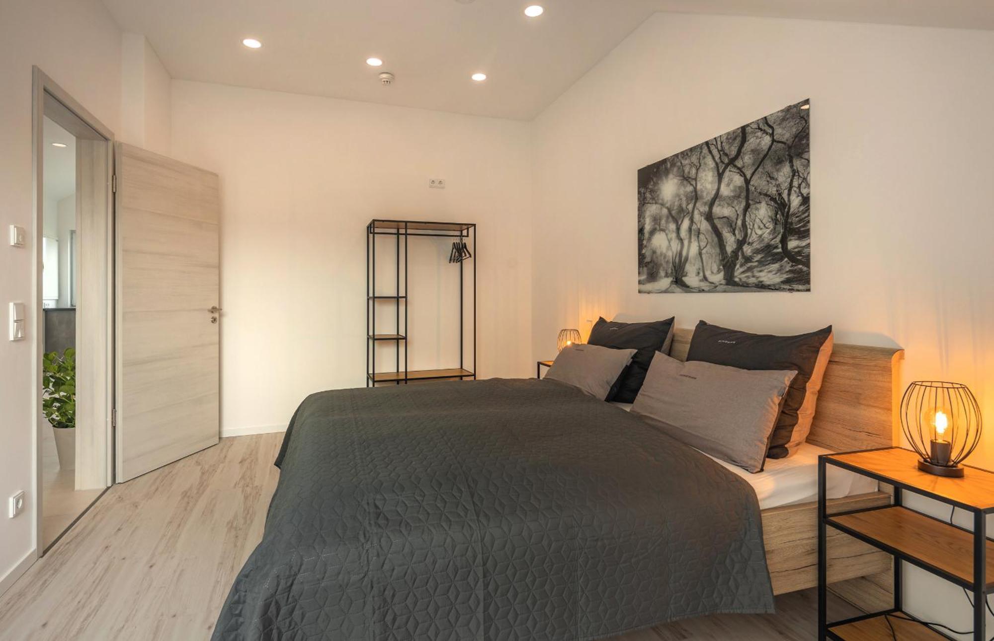 Sweethome - Poing Apartments Bagian luar foto